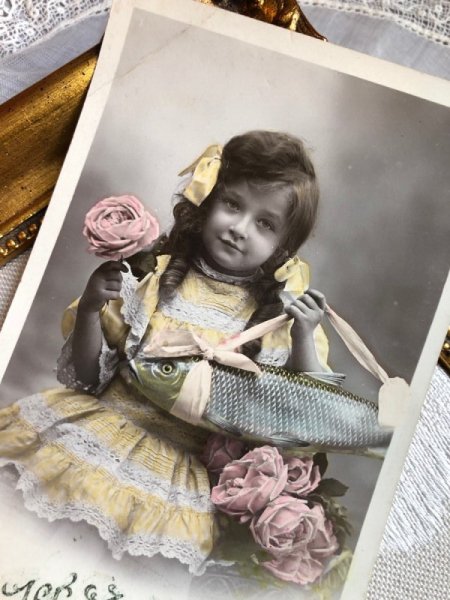 画像2: Postcard 1er Aviril 薔薇のお花と魚を持つ女の子 写真 フランス 4月魚 (2)