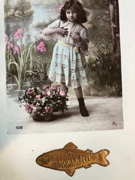 画像2: Postcard 4月魚 Avril お花籠と女の子 パニエ (2)