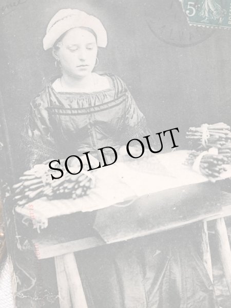 画像2: Postcard 　レース編みの女性　Dentellieres　フランス (2)