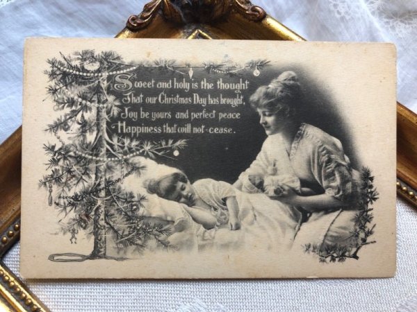 画像1: Postcard　クリスマス　眠る女の子にプレゼントを渡すママ　（未使用） (1)