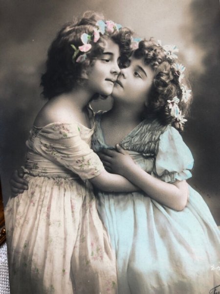 画像2: Postcard  抱擁をする女の子 姉妹  Grete Reinwald フランス1912年 (2)