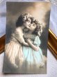 画像1: Postcard 　抱擁をする女の子　姉妹　 Grete Reinwald　フランス1912年 (1)