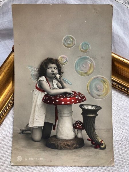 画像1: Postcard　キノコのテーブルとホーン　シャボン玉で遊ぶ天使　写真　1906年 (1)