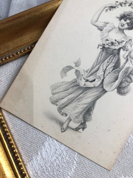 下部が1cmほど切り取られています。