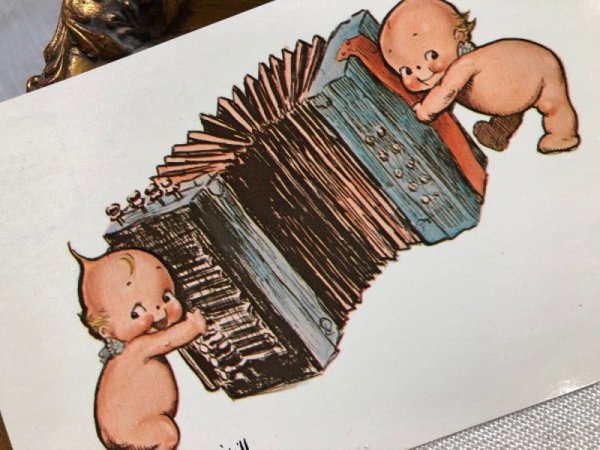 画像2: Postcard  　アコーディオンを弾くキューピーちゃん　Rose O'Neil　アメリカ1970年代 (2)