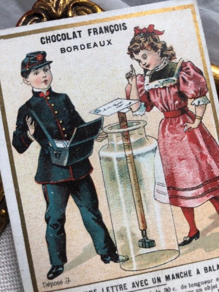 画像2: Trade card Chocolat Francois 手紙の重さを測る女の子と郵便屋さん ボルドー (2)
