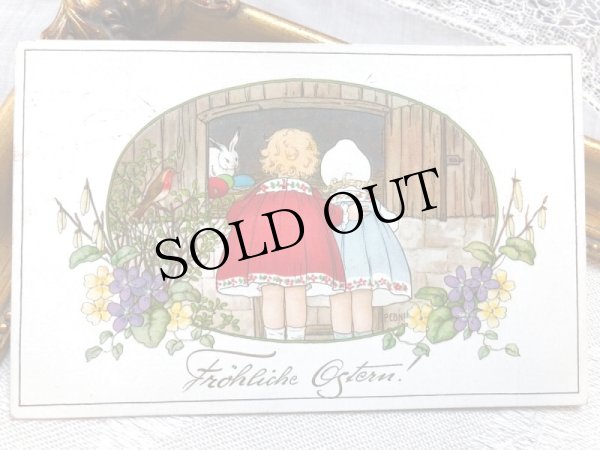 画像2: Postcard  イースター  ウサギ小屋をのぞき込む女の子　卵　Pauli Ebner 1931年 (2)