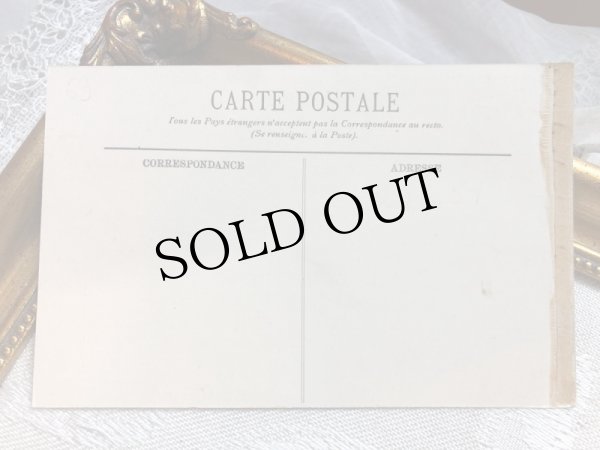 裏面に付着紙と糊の痕あり