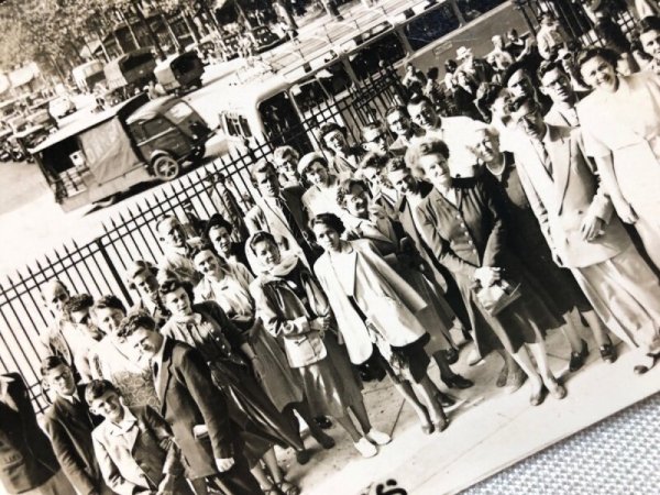 画像3: Postcard  アンティークポストカード パリに集まった人々 1950年 (3)