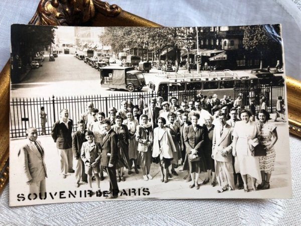画像2: Postcard  アンティークポストカード パリに集まった人々 1950年 (2)
