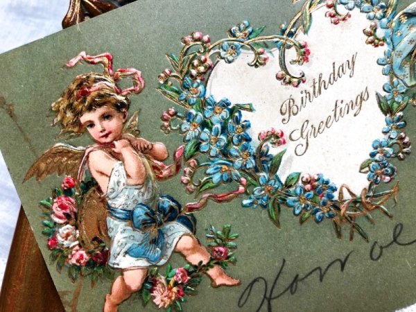 左側のシミのようなものは、金色のインクです。