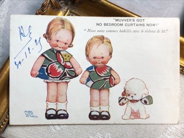 画像2: Postcard  アンティークポストカード カーテン生地で作ったお揃いのお洋服 姉弟と子犬 Mable Lucie Attwell  (2)