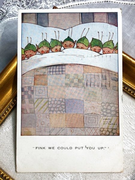 画像2: Postcard 　アンティークポストカード　パッチワークのキルトベッドで眠る妖精ブーブー　　Mable Lucie Attwell　イギリス1925年 (2)