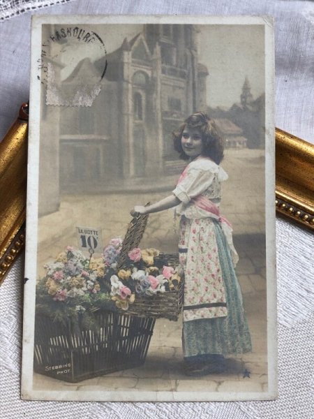 画像2: Postcard アンティークポストカード お花売りの女の子 フランス (2)