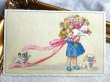 画像2: Postcard 　アンティークポストカード　大きな花束を持つ女の子と白い犬　Fritz Baumgarten ？ (2)