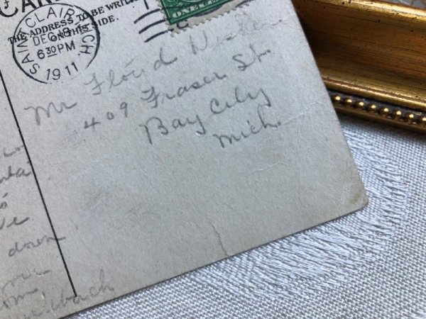 小さな破れの修正痕や折れなどあり。