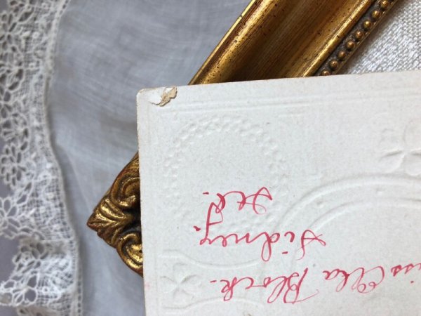 角に小さな破れあり