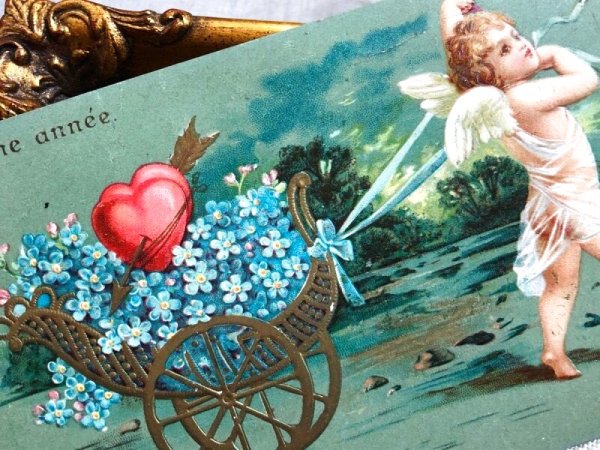 天使の頭上あたりに折れあり。