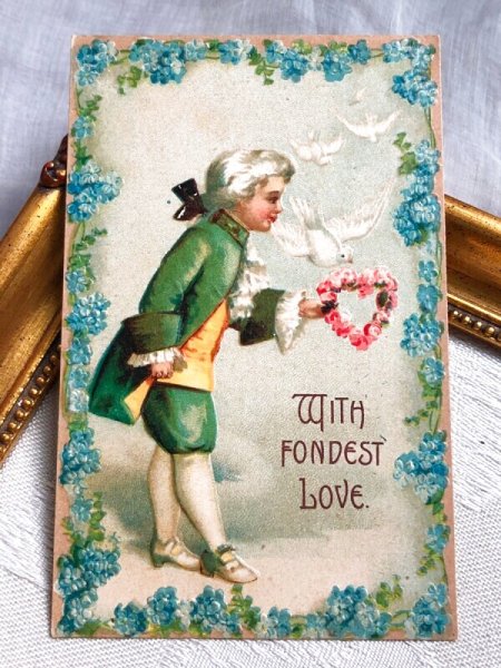 左下角近くに小さな針孔あり