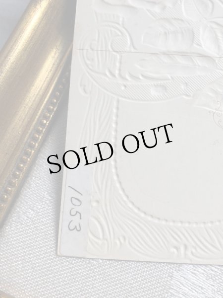 角にシールが貼られています。