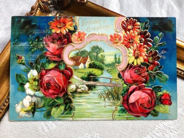 左上部にある白い線は印刷ミスと思われます。