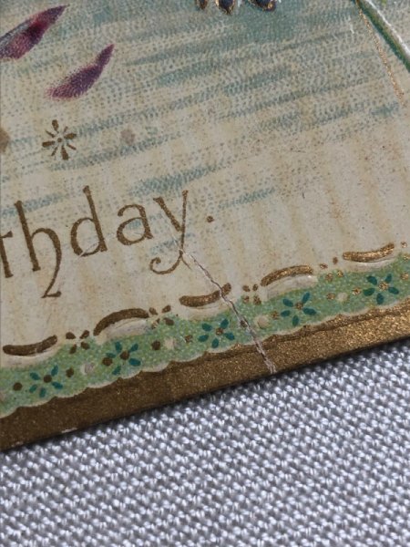 2箇所に1cmくらいの破れ修復痕あり。