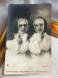 画像2: Postcard　アンティークポストカード　お祈りをする小さなシスターたち　フランス1903年 (2)