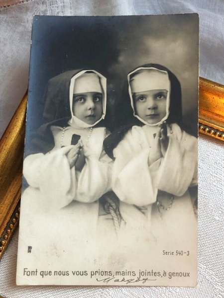 画像2: Postcard アンティークポストカード お祈りをする小さなシスターたち フランス1903年 (2)