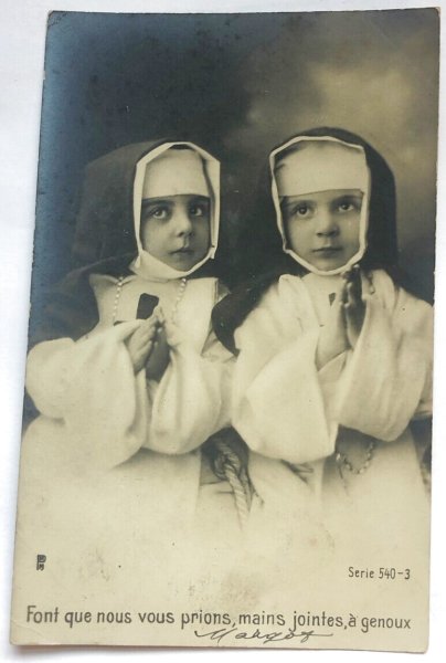 画像1: Postcard　アンティークポストカード　お祈りをする小さなシスターたち　フランス1903年 (1)
