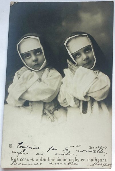 画像1: Postcard　アンティークポストカード　お祈りをする小さなシスターたち　フランス1903年 (1)