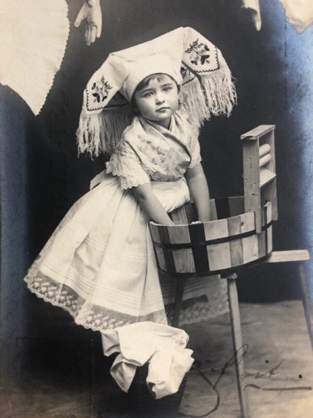 画像3: Postcard アンティークポストカード お洗濯をする女の子 ままごと遊び 1907年 (3)