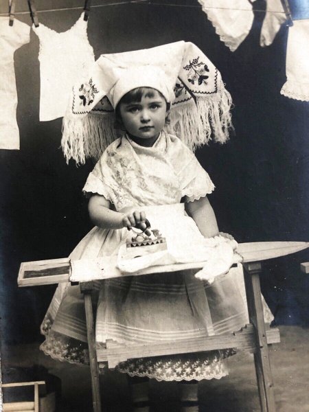 画像3: Postcard　アンティークポストカード　アイロン台と女の子　ままごと遊び　（未使用） (3)