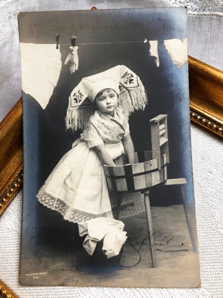 画像2: Postcard アンティークポストカード お洗濯をする女の子 ままごと遊び 1907年 (2)
