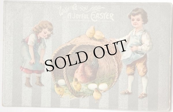 画像1: Postcard  アンティークポストカード　イースター　子どもたちと大きなバスケットの中のヒヨコとニワトリ　 (1)
