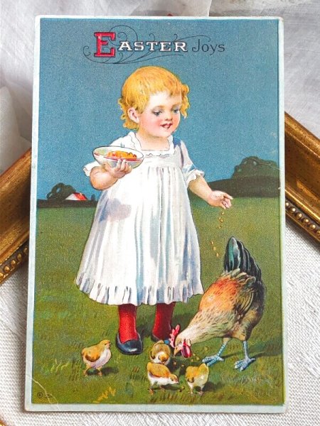 画像2: Postcard  アンティークポストカード イースター ニワトリとヒヨコに餌を与える女の子 アメリカ1913年 (2)