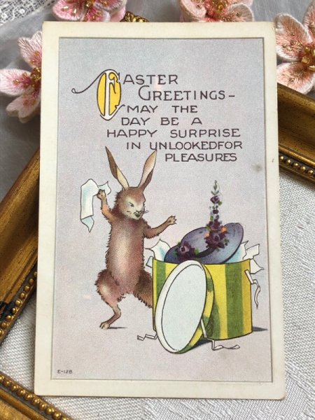 画像2: Postcard アンティークポストカード イースター 帽子箱とウサギさん うさぎ  (2)