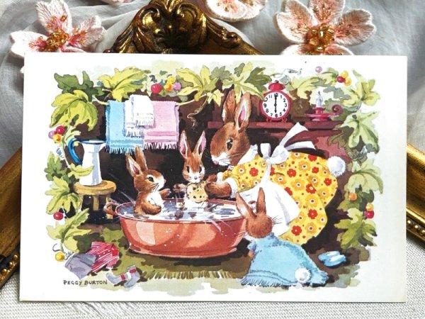 画像2: Postcard ビンテージポストカード ウサギさんの家族 お風呂の時間 (未使用) Peggy Burton (2)