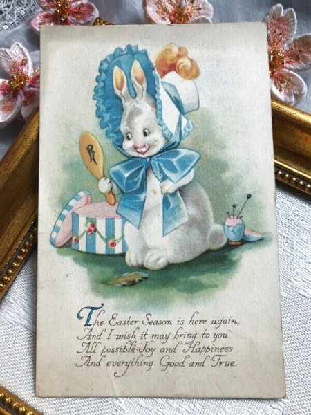 画像2: Postcard アンティークポストカード イースター ボンネット帽子を試着するウサギさん うさぎ  (2)