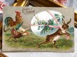 画像2: Postcard　アンティークポストカード　イースター　卵を盗むウサギさんを追いかけるニワトリ　うさぎ　スミレ　アメリカ1909年 (2)