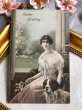 画像2: Postcard　アンティークポストカード　イースター　女性と犬　セントバーナード　羊飼い  R.R.Wichera　M.M.VIENNE  (2)