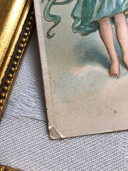 角に小さな折れあり。