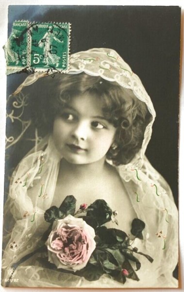 画像1: Postcard　アンティークポストカード　薔薇のお花とヴェールの女の子　写真　フランス1907年 (1)