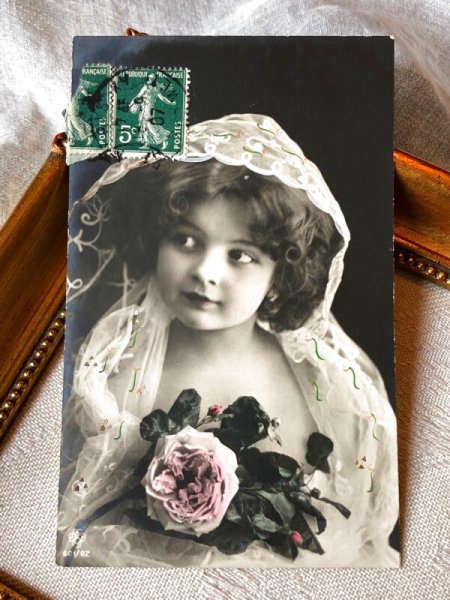 画像2: Postcard　アンティークポストカード　薔薇のお花とヴェールの女の子　写真　フランス1907年 (2)