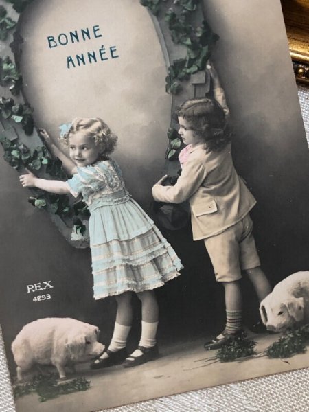 画像3: Postcard アンティークポストカード 子豚と大きな馬蹄と子どもたち フランス1912年 (3)