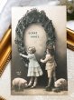 画像2: Postcard　アンティークポストカード　子豚と大きな馬蹄と子どもたち　フランス1912年 (2)