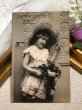 画像2: Postcard　アンティークポストカード　ドアをノックする女の子　イギリス1910年 (2)