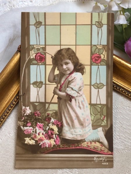 画像2: Postcard　アンティークポストカード　ステンドグラス前の女の子　写真　 (2)