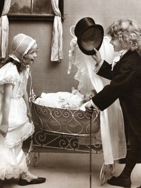 画像3: Postcard アンティークポストカード The Little Doctor お人形さんとお医者様ごっこをして遊ぶ子ども達 写真 イギリス1911年 (3)