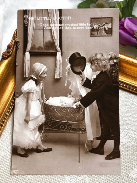 画像2: Postcard アンティークポストカード The Little Doctor お人形さんとお医者様ごっこをして遊ぶ子ども達 写真 イギリス1911年 (2)