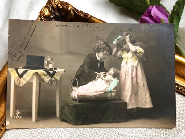 画像2: Postcard　アンティークポストカード　お人形さんとお医者様ごっこをして遊ぶ子ども達　写真　 (2)